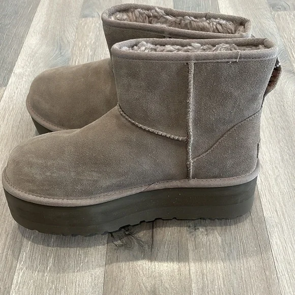 UGG WOMEN'S CLASSIC MINI PLATFORM BOOTS - Picture 13 of 16